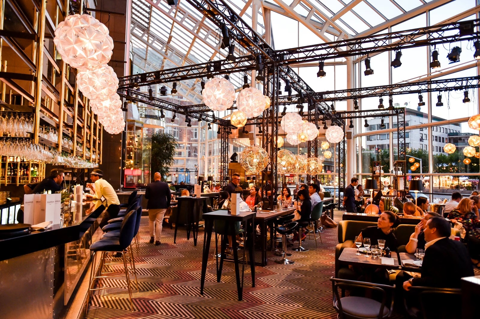 DJ på bar och restaurang i Stockholm – musik som förhöjer upplevelsen
