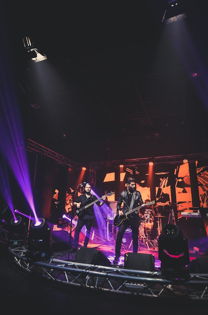 Liveband uppträder på scen inför publik – livemusik till företagsevent och större fester