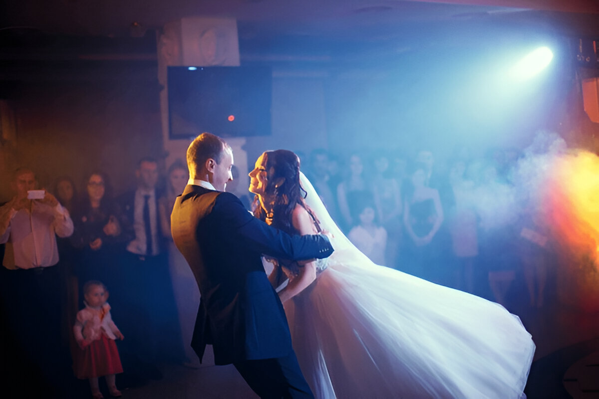 Alt-titel Brudpar dansar första dansen med DJ och feststämning – bröllopsmusik med livekänsla
