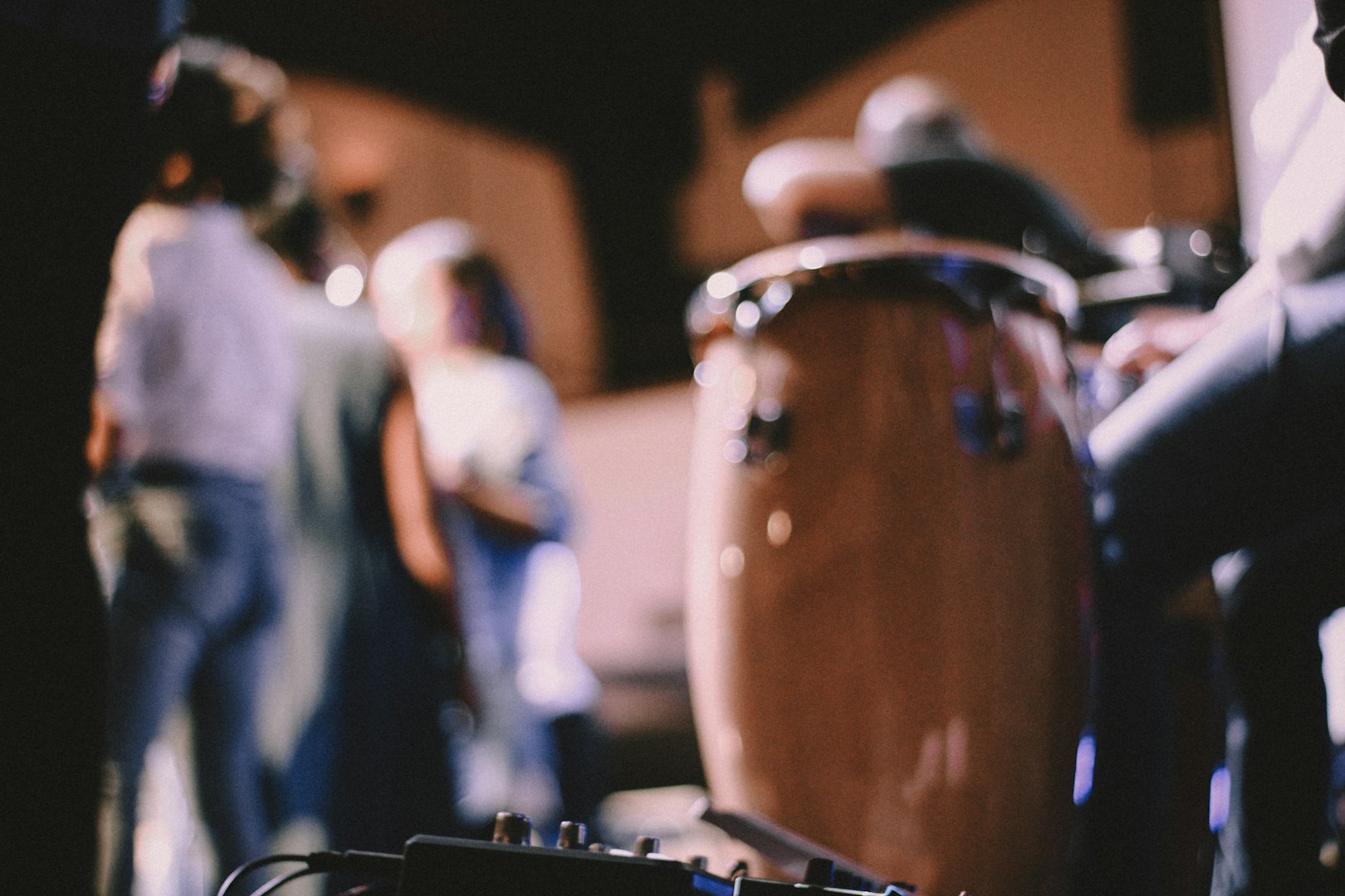Live-trummis spelar percussion tillsammans med DJ på event eller fest