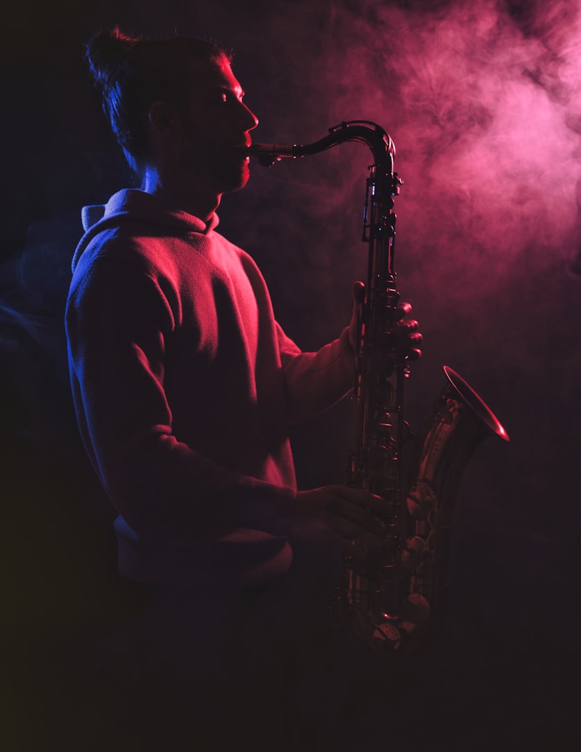 Livemusiker spelar saxofon på event – DJ och live-sax till företagsfest eller bröllop